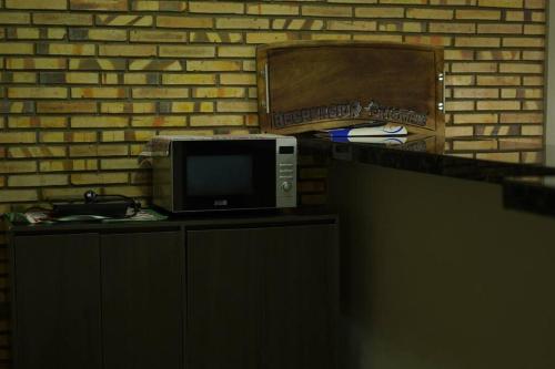 a microwave sitting on a counter next to a brick wall at Sublime y moderno alojamiento in Barrio San Isidro (2)