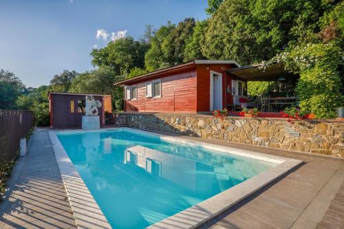 uma piscina em frente a uma casa em The Sunset Hill with Private Swimming pool and A/C em Camaiore