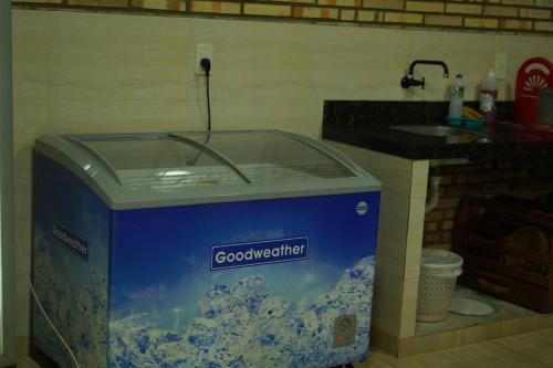 a large aquarium in a kitchen with a sink at Sublime y moderno alojamiento in Barrio San Isidro (2)