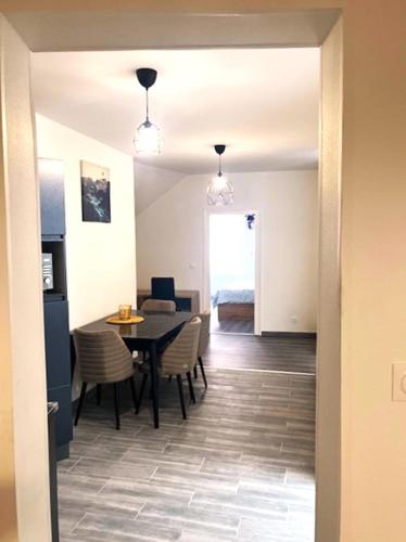 une salle à manger et une cuisine avec une table et des chaises dans l'établissement Europe, à Épernay