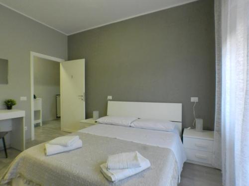 a bedroom with a bed with two towels on it at B&B Il terrazzo da Gregorio in Rome