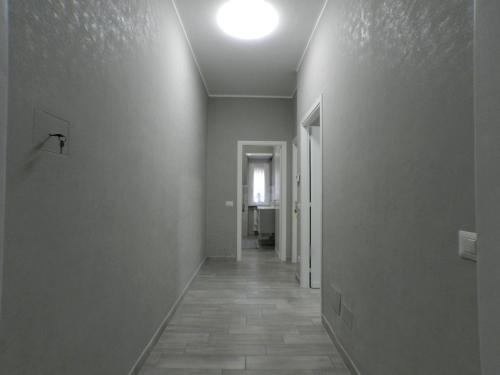 an empty hallway with a light on the ceiling at B&B Il terrazzo da Gregorio in Rome