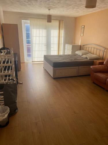 1 dormitorio grande con 1 cama y suelo de madera en Glasgow Double Room Free Parking en Glasgow