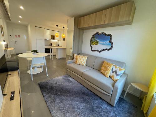 un salon avec un canapé et une table dans l'établissement SUNSET COCOON T2 46m2 proche centre ville, à Villejust
