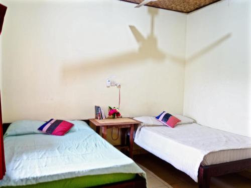 เตียงในห้องที่ Kabera Bungalow 3