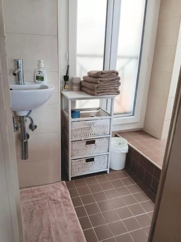 une petite salle de bain avec un lavabo et un évier dans l'établissement Duplex vue mer 50m de la plage des Sablettes, à Menton