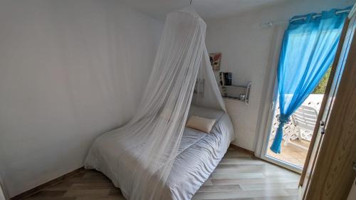 - un lit avec moustiquaire dans l'établissement Jolie et Coquet Appartement T2 - Caicos 45, à Canet