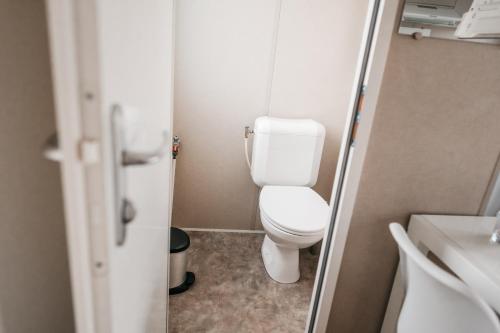 La petite salle de bains est pourvue de toilettes et d'un lavabo. dans l'établissement Magnolia, à Berdorf