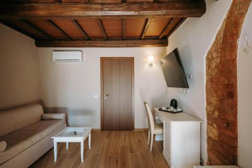 a living room with a couch and a table at Borgo Il Poggiaccio Residenza d'Epoca in Sovicille