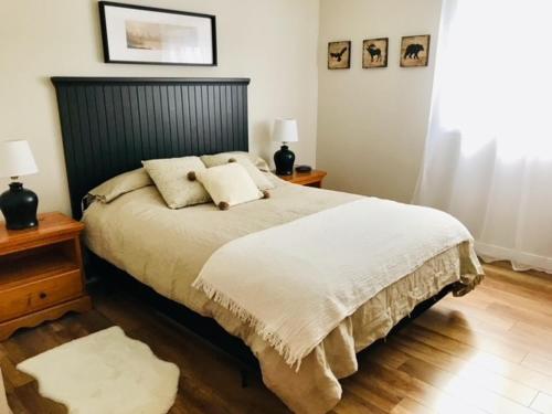 En eller flere senge i et værelse på Condo de Jean et Chantale