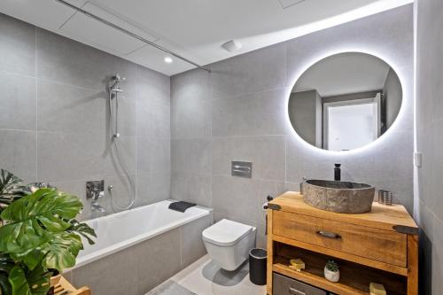 Ένα μπάνιο στο Rincón Beach - Biznaga Rental Homes