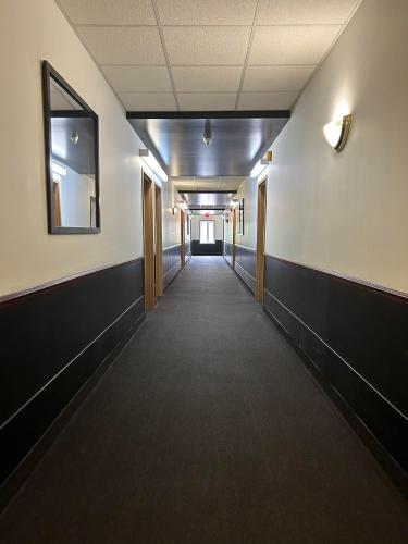an empty hallway in an office building at Hôtel Énergie Shawinigan in Shawinigan