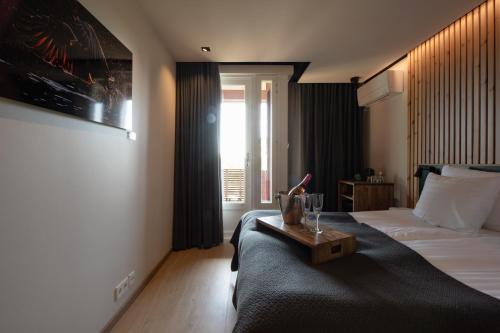 Letto o letti in una camera di Haltia Lake Lodge nature boutique hotel & glamping