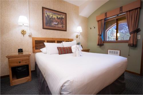 Habitación de hotel con cama grande y ventana en Olympic Village Inn Olympic Valley en Olympic Valley