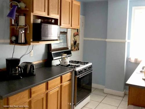 Una cocina o zona de cocina en Bryn Mawr Guest Suites