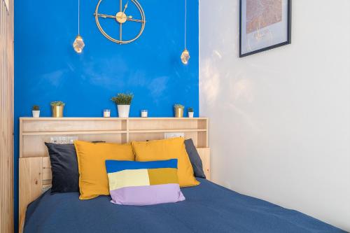 A bed or beds in a room at NEWLY RENOVATED!!! - Modern apartment 10 minutes from the Grand Boulevard