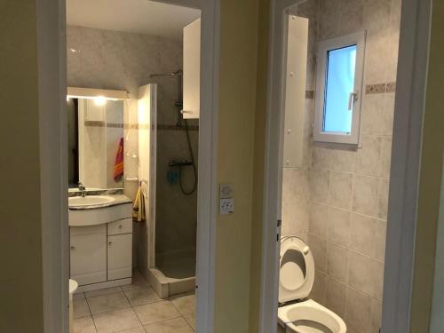 une salle de bain avec toilettes et lavabo dans l'établissement maison 8 pers 300m de la plage, à Dolus-d'Oléron
