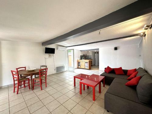 un salon avec un canapé et une table dans l'établissement Le Cabanon, à Hyères