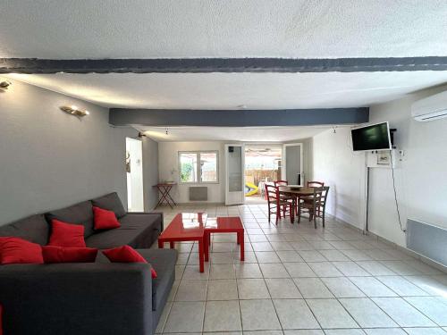 un salon avec un canapé et une table dans l'établissement Le Cabanon, à Hyères