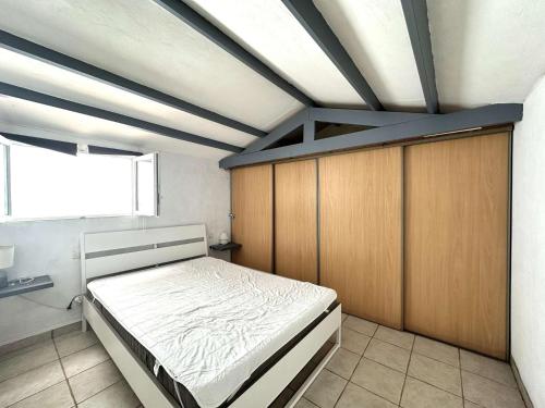 une chambre avec un lit et une fenêtre dans l'établissement Le Cabanon, à Hyères