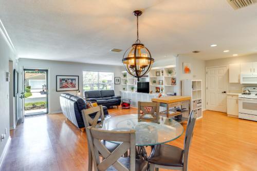 Dapur atau dapur kecil di Lanai and Gas Grill Bright Home in The Villages!
