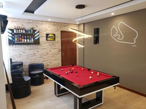 Τραπέζι μπιλιάρδου στο Apartamento com vista para piscina