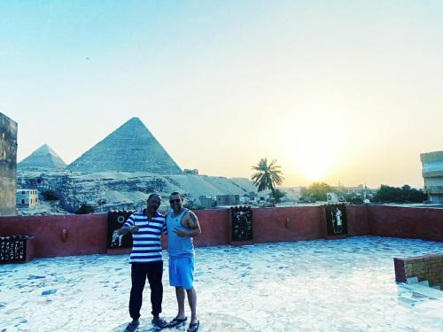 Dois homens no topo da pirâmide em Energy Of Pyramid Hotel no Cairo