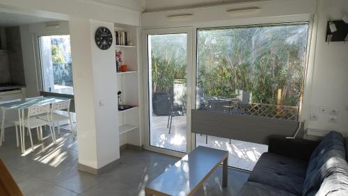 un salon avec un canapé et une grande fenêtre dans l'établissement Le loft, à Montbazin