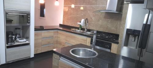 Kuchyň nebo kuchyňský kout v ubytování Casa con Piscina Privada Playas del Mar
