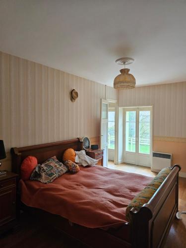 una camera da letto con un letto con due peluche sopra di chambres d'hôtes les frérots a Lurcy-le-Bourg