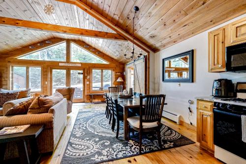 Dapur atau dapur kecil di Sunday River Sunny Chalet
