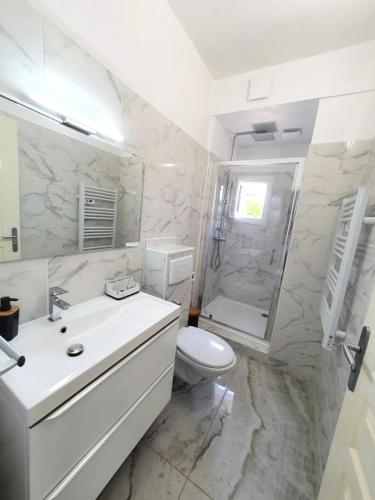 Ένα μπάνιο στο Logement entier avec grand jardin et parking WIFI 6 et Fibre
