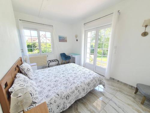 Ένα ή περισσότερα κρεβάτια σε δωμάτιο στο Logement entier avec grand jardin et parking WIFI 6 et Fibre