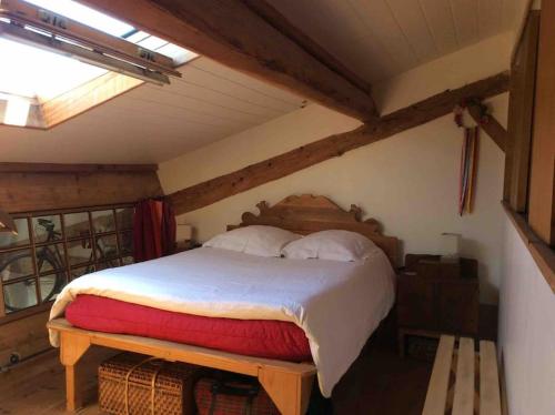 une chambre avec un grand lit dans un grenier dans l'établissement Centre ville proche des quais, avec parking privé, à Sète