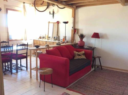 un salon avec un canapé rouge et une table dans l'établissement Centre ville proche des quais, avec parking privé, à Sète