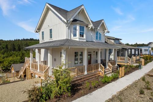 una casa sulla spiaggia con portico di Happy to Sea You by Seabrook Hospitality a Pacific Beach