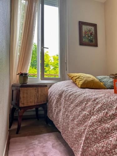 a bedroom with a bed and a window at Gite Bulle Appart' 1 in Épernay