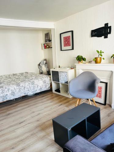 une chambre avec un lit et une chaise dedans dans l'établissement Charmant studio au centre de PARIS, à Paris