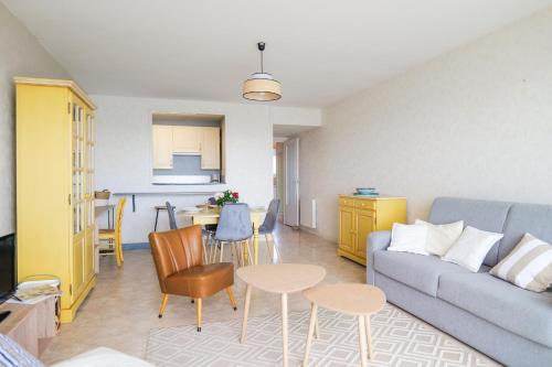 un salon avec un canapé et une table dans l'établissement Appartement vue imprenable sur la baie des Sables - 4 personnes, à Les Sables-dʼOlonne