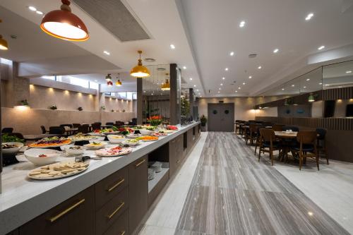 Comida en o cerca de este hotel