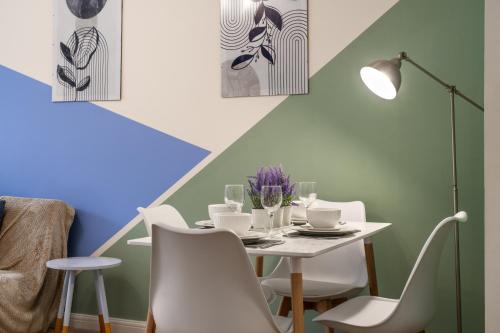 a dining room with a white table and chairs at STN - Bishops's Stortford - Free Gated Parking - Two Bed Apartment - Perfect location for Stansted Airport in Bishops Stortford