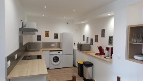 - une cuisine avec lave-linge et sèche-linge dans la chambre dans l'établissement Le logis du levant, à Montbazin