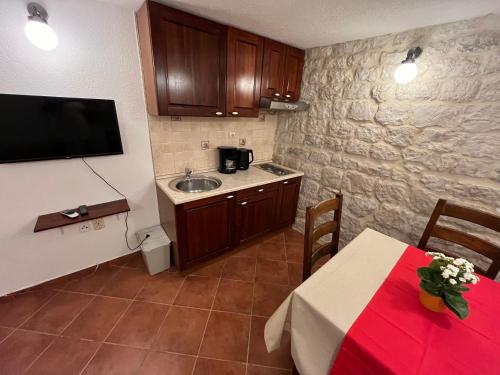 Η κουζίνα ή μικρή κουζίνα στο Old Town Stay by Ivo