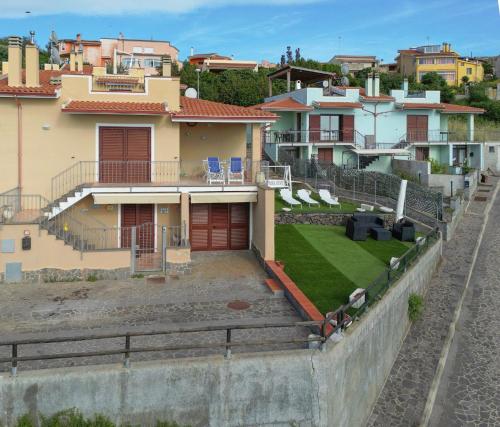 a view of a house with a yard at Cas'Aurora in Tresnuraghes