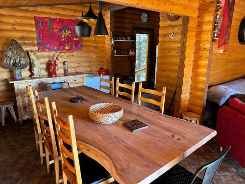 - une salle à manger avec une table en bois dans une cabine dans l'établissement CHALET CAPRICES DES CIMES, à Bolquère-Pyrénées 2000