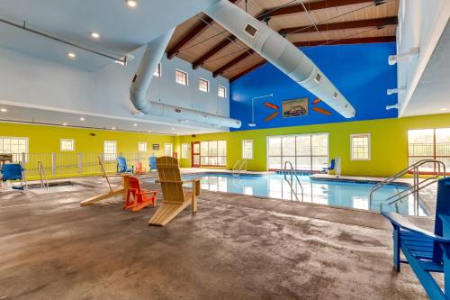una piscina con paredes amarillas y techos azules en Stoney Creek Hotel Kansas City - Independence, en Independence
