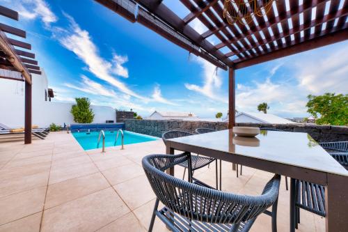 Villa Malolo - Private Pool and Jacuzzi By Lanzarote Vacation Homes