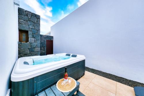 Villa Malolo - Private Pool and Jacuzzi By Lanzarote Vacation Homes