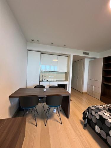 Zimmer mit einem Schreibtisch und Stühlen in einem Schlafzimmer in der Unterkunft Eurosky Suite Apartment in Rom