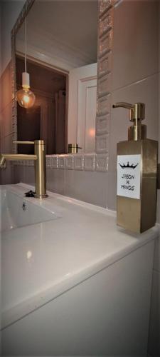 a bathroom with a sink and a mirror at EL RINCON DE MARKESA in Plasencia